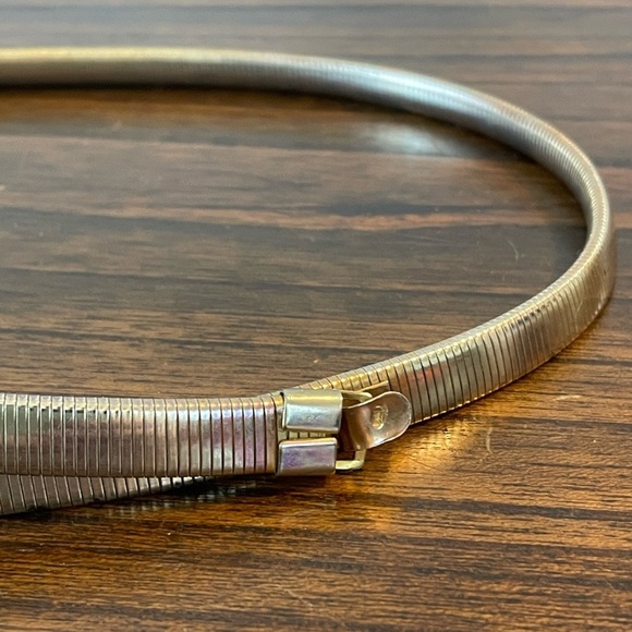 Vintage 1970s crossover metal belt, approx 31”, unique clasp and look - Picture 3 of 9